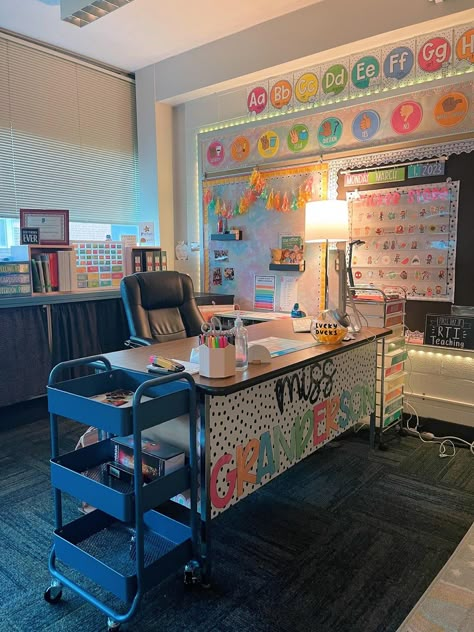 Desk Pods Classroom, Classroom Student Desk Setup, Desk Set Up Classroom, Table Colors Classroom, Teacher Desks Decorated, Elementary Desk Arrangement, Teacher Decorations Classroom Setup, Decorate Front Of Teacher Desk, Teacher Desk Placement In Classroom