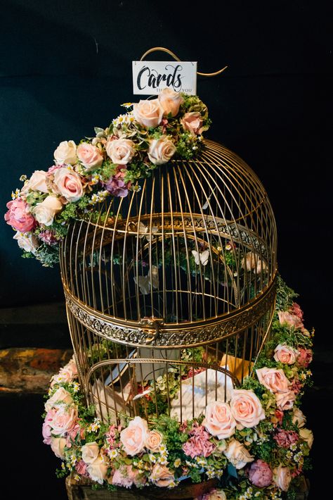 Chic Dressing Room, Bird Cage Design, Sweet 16 Party Decorations, Cloche Decor, Wedding Birdcage, Flower Arrangement Designs, Lantern Centerpieces, Lantern Ideas, Bird Cage Decor