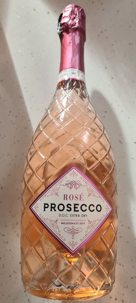 Rosé Prosecco Rose Prosecco, Prosecco Bottle, Wedding Champagne, Champagne Wedding, Table Setting, Rosé Wine Bottle, Rose Wine, Food Ideas, Wine Bottle