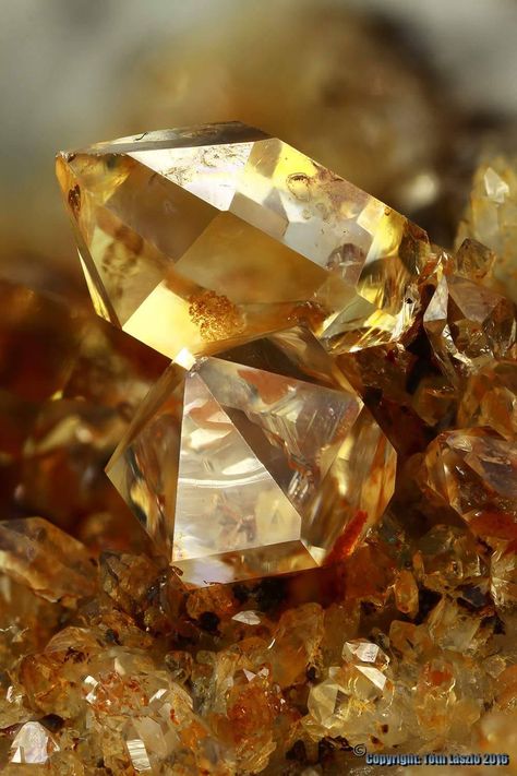 Wallpaper Glue, Ball Aesthetic, Golden Quartz, My Muse, Crystal Aesthetic, Gemstone Art, Amber Crystal, Gold Aesthetic, Natural Rock