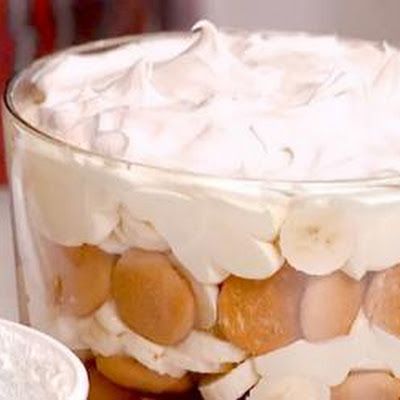 Miss Robbie's Banana Pudding @keyingredient Creamy Banana Pudding Recipe, Sweetie Pies Recipes, Creamy Banana Pudding, Banana Pudding Trifle, Southern Dinner, Banana Pudding Recipe, Pudding Recipe, Banana Recipes, Yummy Sweets