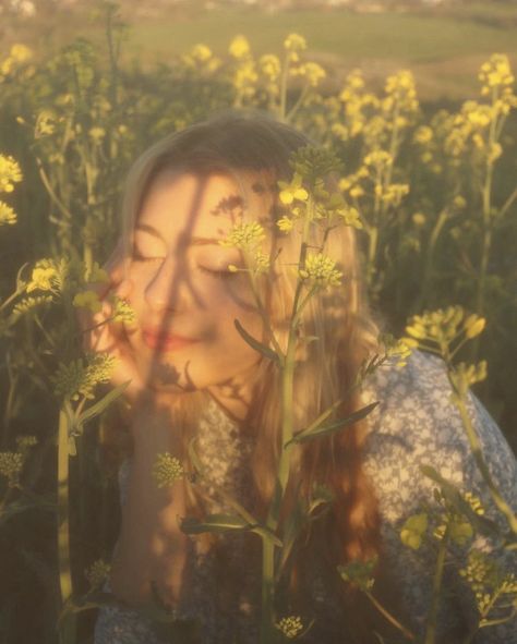 Light Feminine Photoshoot, Aesthetic Background Green, Infp Aesthetic, Aesthetic Blur, Mine Aesthetic, Music Photoshoot, Ethereal Photography, Bday Photoshoot, Yellow Girl