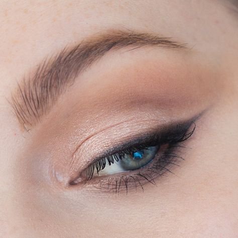 Eyeshadow Casual, Capsule Makeup, Smoky Liner, Eye Shadow Tutorial, Smoky Eyeliner, Eyes Looking Down, Women Eyes, Shadow Tutorial, Eyeshadow Techniques