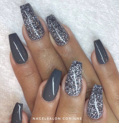 Black And Grey Glitter Nails, Nails For Grey Outfit, Grey Sparkle Nails Silver Glitter, Grey Nails With Sparkle, Gray And Silver Nail Designs, Nails For Cocktail Party, Dark Grey Nails With Glitter, Grey Sparkle Nail Designs, Dark Grey Glitter Nails