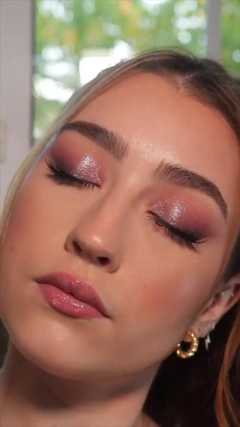 Eye Shadow Looks For Pink Dress, Inspiring Makeup Looks, Pink And Pearls Makeup, Makeup Looks For Small Eyelids, Mauve Makeup Look Natural, Pink Makeup Looks Videos, Makeup For Fushia Outfit, Party Look Eye Makeup, Simple Beautiful Eye Makeup