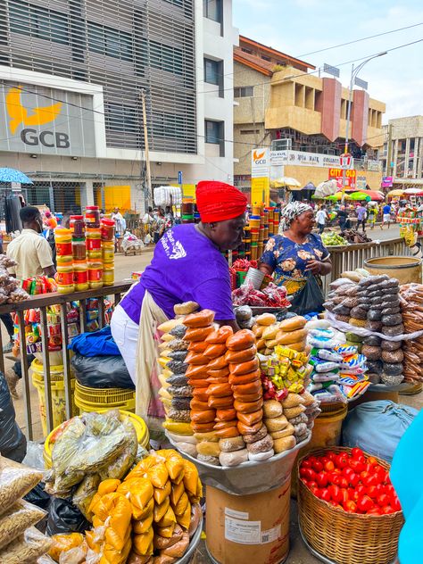 A trader on the streets of Makola market, Accra #market #Makolamarket #ghana #accra Market Photography Street, Nigerian Market Scene, Ghana Street Food, Ghana Village, Ghana Market, Ghana Culture, Ghana Art, Ghana Travel, Madagascar Travel