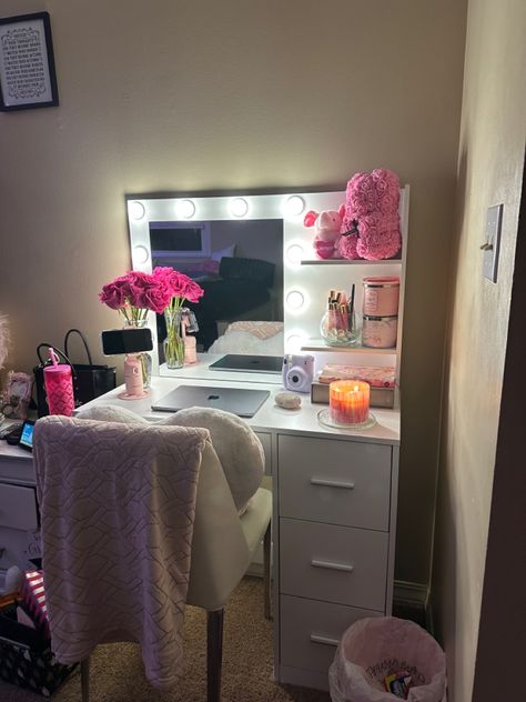 Vanity In Room Ideas, Small Room With Vanity, Baddie Vanity, Cute Vanities, Vanity Decor Ideas Bedroom, Vanity Bedroom Ideas, Vanity Ideas Organization, Vanity Aesthetic Bedroom, Pink Vanity Aesthetic