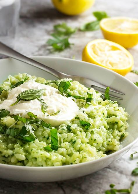 Italian Main Course, Risotto Vegetarian, Pesto Risotto, Basil Risotto, Spinach Basil Pesto, Risotto Dishes, Vegetarian Main Course, Lemon Basil, Risotto Recipes