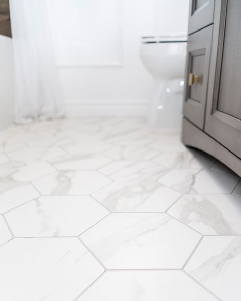 Carrera Hexagon Tile Bathroom, Marble Floor Bathroom, Design Baie, Washroom Tiles, Hexagon Tile Bathroom, Ensuite Ideas, Chloe Style, Wet Room Flooring, Marble Bathroom Floor