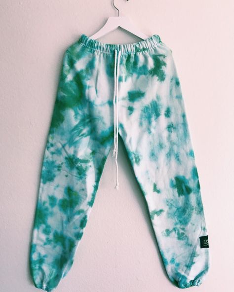 Tye Dye Pants, Diy Tie Dye Shirts, Dye Pants, Cute Sweatpants, Tie Dye Crafts, Tie Dye Fashion, How To Tie Dye, Bleach Tie Dye, Tie Dye Diy