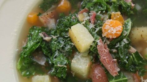 This recipe for kale and kidney bean soup with kielbasa sausage is an easy and delicious way to impress your family and friends! Potato Kale Soup, Turnip Green Soup, Kidney Bean Soup, Portuguese Kale Soup, Kale And Bean Soup, Healthy Ham, Portuguese Sausage, Kale Soup Recipes, Sausage Kale