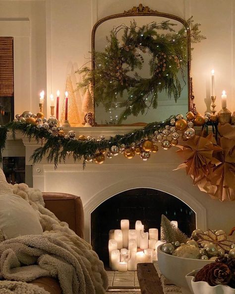 Vintage New Years Decor, Classy Christmas Window Display, Cozy Warm Christmas Aesthetic, Christmas Nyc, Neutral Holiday Decor, Chic Christmas Decor, Cozy Christmas Decor, Christmas Decor Inspiration, Classy Christmas