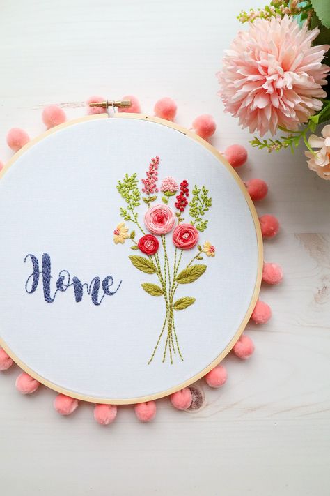 Stitch up this pretty Floral Home Embroidery Hoop Art in no time with these beginner stitches and this free pattern and tutorial by Flamingo Toes! Home Embroidery Hoop, Home Embroidery, Rose Crafts, Hand Embroidery Projects, Pola Sulam, Embroidery Patterns Free, Crafts With Pictures, Hand Embroidery Pattern, Hand Embroidery Stitches