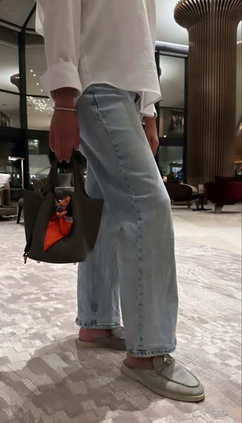 Loro Piana Shoes Outfit, Simple Work Outfits, Uggs Boots, Mode Shoes, Summer Beach Vacation, Paris Outfits, Stockholm Fashion, Tomboy Fashion, Basic Outfits