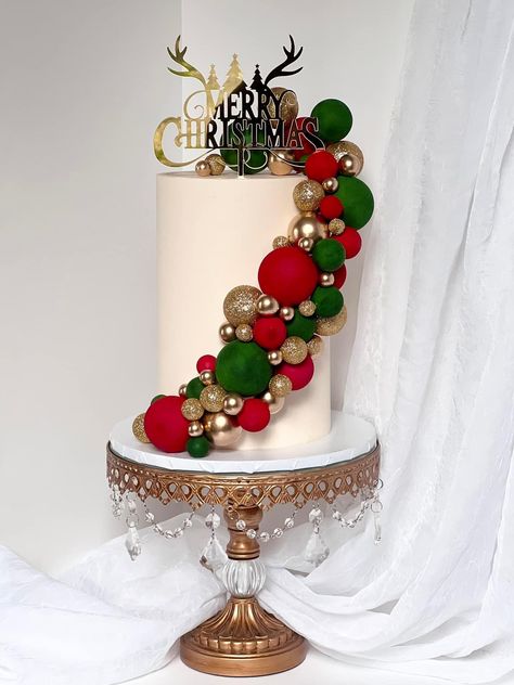 Cake Sculpture Art, Rustic Christmas Cake, Christmas Theme Cakes, Elegant Christmas Cake Designs, Christmas Theme Cake Ideas, Christmas Decorated Cakes, Xmas Cake Decorating Ideas, Cake Design Christmas, Buttercream Christmas Cake