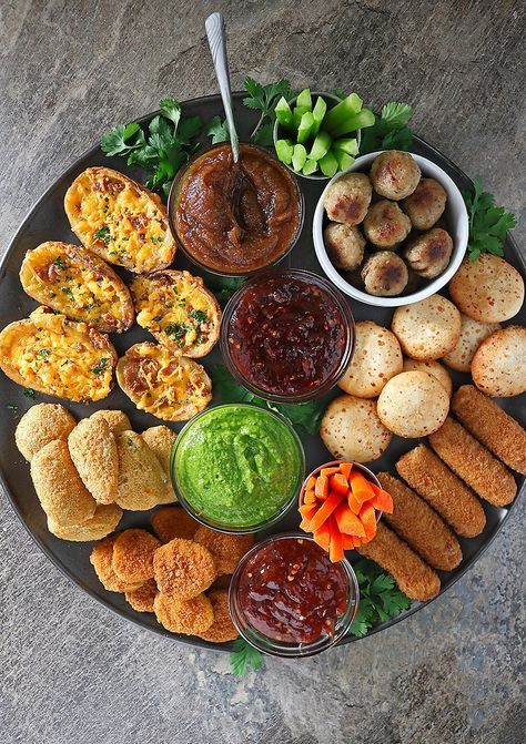 45 Cheeseboards that will BLOW Your Mind! - Sweetpea Lifestyle Maple Sauce, Peach Sauce, Sweet Potatoe Bites, Snack Platter, Appetizer Platters, Grilled Fruit, Potato Bites, Party Food Platters, Charcuterie Recipes