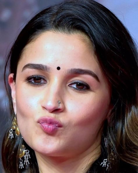 Aaliya Bhatt, Alia Bhatt Saree, Facial Expression, Alia Bhatt, Close Up, Facial, Saree, Ring