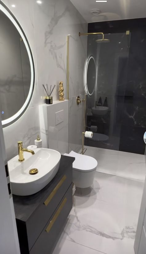 Small Gray And White Bathroom Ideas, Baño Pequeño Ideas, Modern Bathroom Design Luxury, Washroom Decor Ideas, Small Washroom Design, Washroom Ideas, Toilet And Bathroom Design, Bathroom Design Small Modern, Bathroom Design Styles