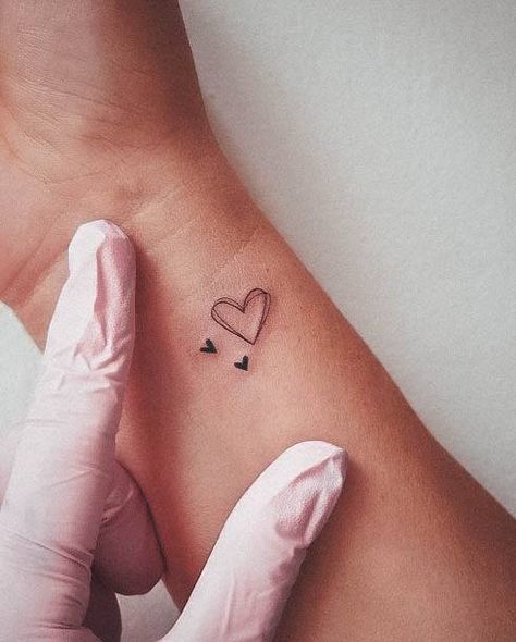 Herz Tattoo Klein, Delicate Tattoos For Women, Tato Minimal, Tato Jari, Tiny Wrist Tattoos, Herz Tattoo, Mom Tattoo Designs, Mommy Tattoos, Petite Tattoos