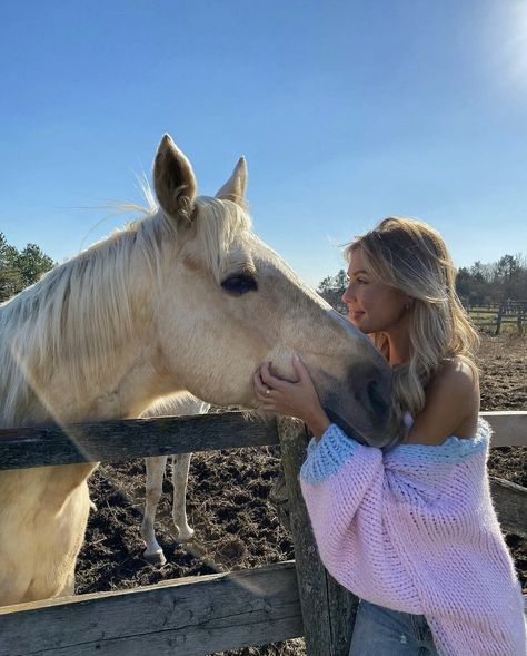 Feeding Horses Aesthetic, Horses Running Photography, Picture With Horse, Girl With Animals, Girl And Horse, Cute Pony, Horsey Life, Horse Back Riding, Pictures With Horses