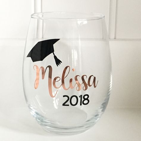 Graduation Cup Ideas, Cricut Graduation Gifts, Graduation Cricut Ideas, Prom Gift Ideas, Graduation Souvenirs Ideas, Graduation Gift Ideas College, Graduation Souvenirs, Masters Graduation Pictures, Graduation Cups