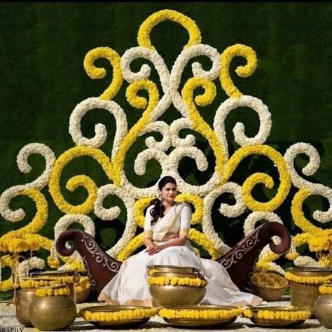 For a clean and contemporary Haldi décor, consider a minimalist geometric floral arrangement in white and yellow hues. This simple yet visually striking setup creates a serene and sophisticated backdrop for the ceremony. Leaf Decor Wedding, Haldi Decoration Ideas, Engagement Stage, Haldi Ceremony Decorations, Ganpati Decor, Small Wedding Decor, Simple Stage Decorations, Pooja Decor, Home Flower Decor