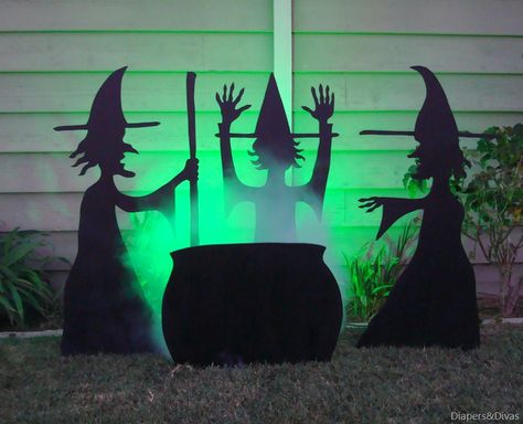 Okay, I must make these. I LOVE these!                                                                                                                                                     More Witch Cutout, Front Yard Halloween Decorations, Uhyggelig Halloween, Hantverk Diy, Bubble Bubble, Casa Halloween, Adornos Halloween, Manualidades Halloween, Halloween Yard