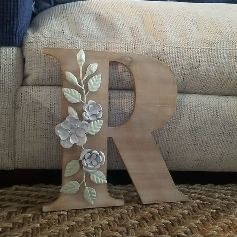 Light Wood Color Initial "R" With Light Green And White Metal Flowers And Leaves. Like New. Still Has Price Tag Metal Letters Decor Ideas, Initial Decor Letter, Big Letters Decoration, Wedding Initials Decor, Letter Inspiration, Wood Initials, Initial R, Home Decor Green, Wooden Initials