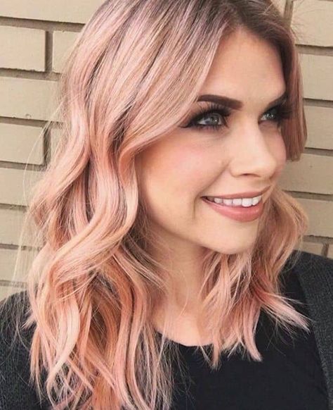 50 Bold and Subtle Ways to Wear Pastel Pink Hair #pastelpinkhair #pinkhair #pastelpinkhaircolor #pinkhaircolor Peach Balayage, Rose Gold Hair Balayage, Blorange Hair, Peach Hair Colors, Cheveux Oranges, Womenswear Shoes, Trendy We Fryzurach, Pink Blonde Hair, Gold Hair Colors