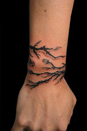 Wrist-Tattoo-Root-Design-For-Men Punk Tattoos, Wrap Around Wrist Tattoos, Branch Tattoo, Wrist Tattoos For Guys, Vine Tattoos, Unique Tattoo Designs, Wrist Tattoo, Unique Tattoo, 문신 디자인