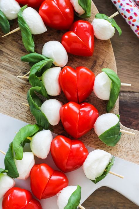 Make these adorable and delicious Heart Shaped Valentine's Caprese Skewers for Valentine's Day! Sliced grape tomatoes shaped into hearts are the star of this easy appetizer. Fest Mad, Caprese Skewers, Decorações Com Comidas, Charcuterie Inspiration, Party Food Platters, Charcuterie Recipes, Easy Food Art, Läcker Mat, Dandelion Recipes