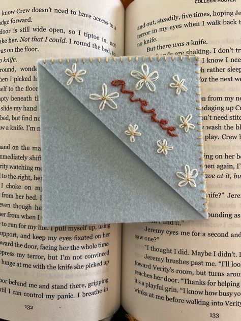 Bookmarks Crochet, Bookmark Crochet, Handmade Bookmarks Diy, Cute Bookmark, Felt Bookmark, Fabric Christmas Ornaments Diy, Christmas Ornaments Diy, Cute Bookmarks, Diy Bookmarks