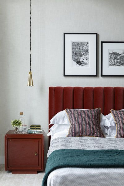 These Modern Headboard Ideas Make a Case for Going Untraditional Red Headboard, Studio Ashby, Headboard With Shelves, Teal Bedroom, Modern Headboard, Green Throw, Bedroom Red, Bilik Tidur, Sopot