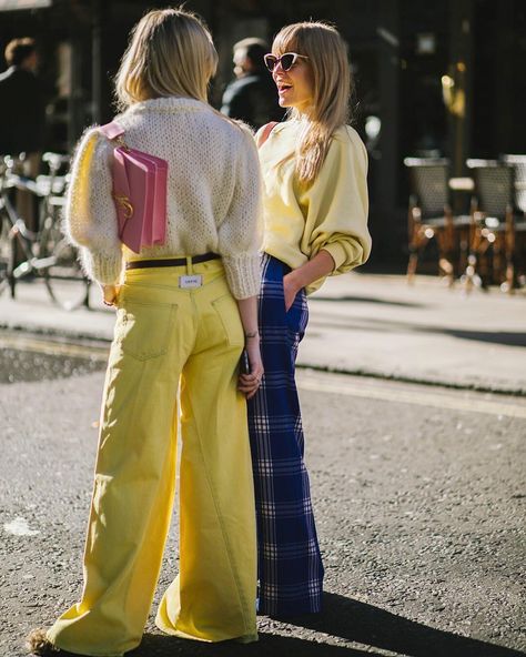 Ganni Denim – Honestly WTF Yellow Jeans Outfit, Danish Street Style, Mode Pop, Ganni Dress, London Fashion Weeks, Yellow Jeans, Yellow Denim, Diy Vetement, Printed Dresses