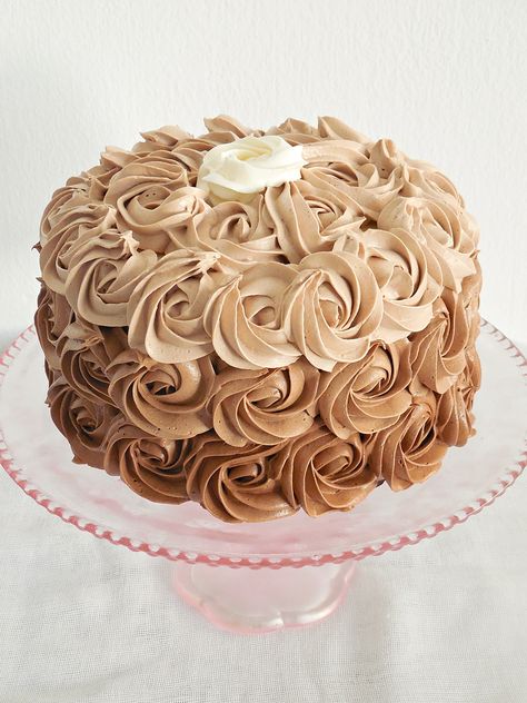 Brown/chocolate ombre rose cake Shades Of Brown Cake Ideas, Pink And Brown Cake Ideas, Melanin Cake Ideas, Brown Birthday Cake Ideas, Brown Ombre Cake, Brown Cake Decoration, Mocha Cake Design, Brown Cake Ideas, Nude Color Cake