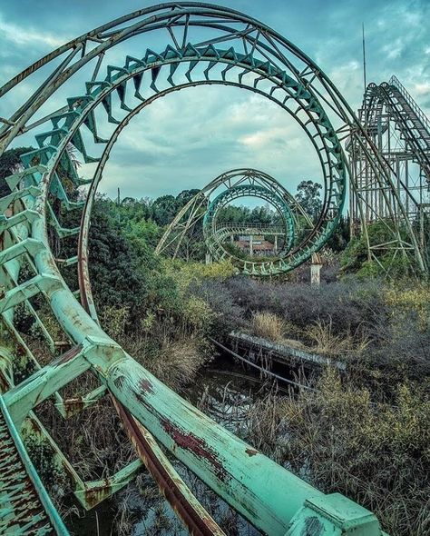 Abandoned Park, Apocalypse Landscape, Abandoned Theme Parks, Abandoned Photography, Abandoned Amusement Park, Apocalypse Aesthetic, Beautiful Decay, Abandoned Amusement Parks, Earth Nature