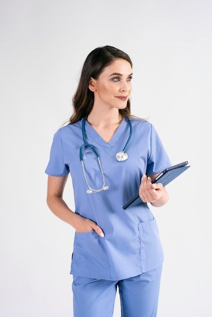 Doctora con tableta y estetoscopio | Free Photo #Freepik #freephoto #uniforme-enfermera #uniforme-medico #doctor #mujer-medico Nursing Scrubs Pattern, Doctor Photo, Doctor Uniform, Foto Doctor, Scrubs Pattern, Doctor Style, Nurse Uniforms, Hospital Interior, Scrubs Outfit