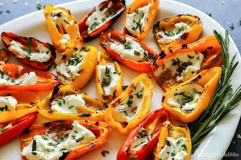 Peppers With Goat Cheese, Shake Recipes Healthy, Sommer Mad, Fest Mad, Mini Sweet Peppers, Grilled Peppers, Goat Cheese Recipes, Pasti Sani, Sweet Peppers