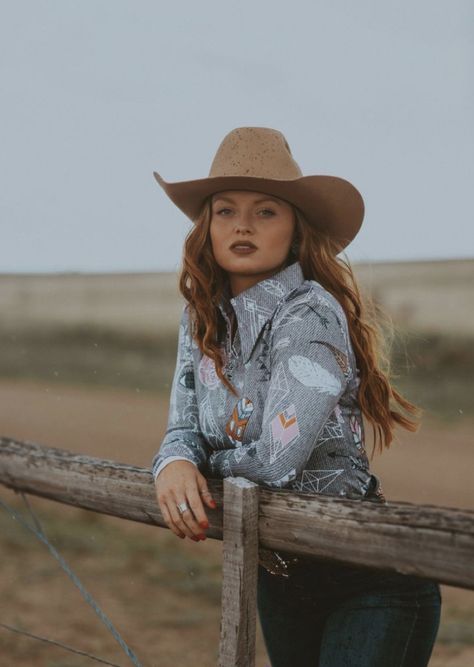 Western Photoshoot Ideas, Western Photo Shoots, Cowgirl Photography, Cowgirl Photoshoot, Estilo Cowgirl, Foto Cowgirl, Cowgirl Photo, Western Photoshoot, Cowgirl Pictures