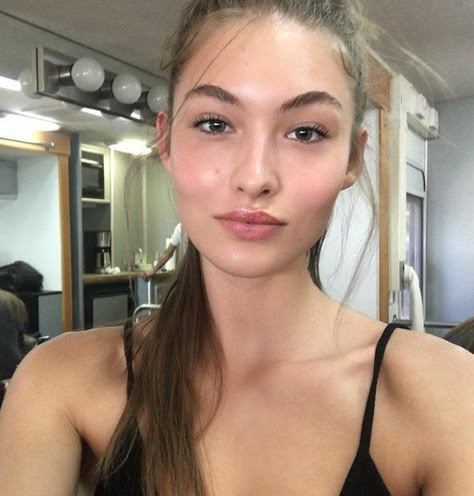 grace elizabeth Natural Makeup, Elizabeth Grace, Hair And Beauty, Grace Elizabeth, Pretty People, No Makeup, Long Hair, Natural Makeup Looks, Makeup Inspo