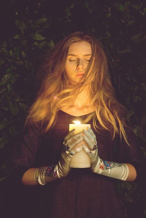 girl with candle and gloves. magic witch like Holding Candle, Candle Drawing, Candle Magick, Halloween Photoshoot, Season Of The Witch, Witch Aesthetic, Maquillage Halloween, Witchy Woman, Candle Magic