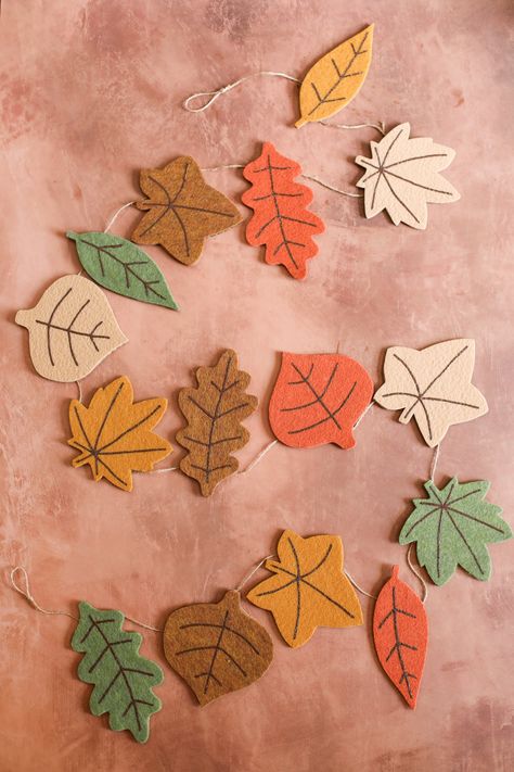 DIY Felt Leaf Garland — Entertain the Idea Felt Crafts Autumn, Felt Autumn Leaves, Diy Felt Leaf Garland, Diy Felt Pumpkins, Felt Autumn Garland, Fall Leaf Pattern, Fall Diy Garland, Diy Felt Decor, Fall Leaf Template Free Printable