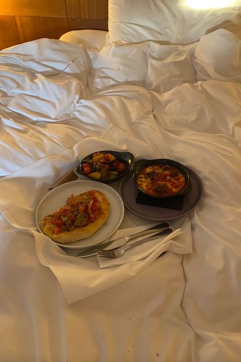 Room Service Aesthetic, Italian Room Aesthetic, Service Aesthetic, Hotel Room Service, Hotel Dinner, Aesthetic Dinner, Eating Food Funny, Dinner Room, Hotel Food