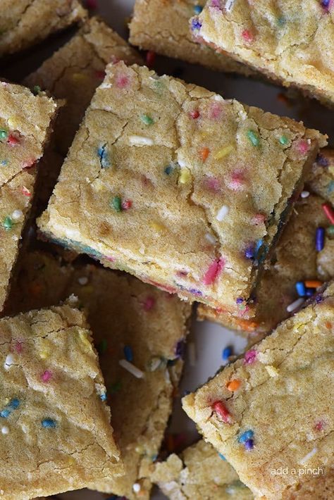 Birthday Cake Bars, Blondie Bites, Funfetti Blondies, Cowboy Cookie Recipe, Sweets Bar, Sprinkles Recipe, Spring Treats, Perfect Bar, Blondies Recipe