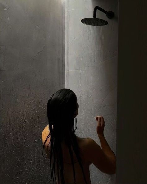 Dark Wellness Aesthetic, Flipagram Instagram, Shatter Me Series, The Shower, Foto Pose, Foto Inspiration, Feminine Energy, Black Aesthetic, Book Aesthetic