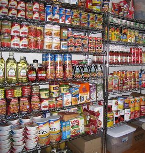 Survival Food Storage, Preppers Pantry, Emergency Preparedness Food, Emergency Food Storage, Emergency Preparedness Kit, Emergency Preparation, Emergency Food, Emergency Prepping, Disaster Preparedness