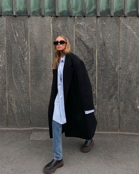 Oversized Coat Outfit, Black Coat Outfit, Styling Pants, Styling Jackets, Styling Boots, Oversized Coats, Outfit Oversize, Coat Street Style, Daily Fashion Inspiration