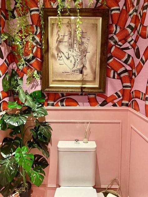 a colorful maximalist bathroom with pink paneling, snake print wallpaper, potted plants and a bold artwork is creative Snake Print Wallpaper, Wallpapers For Bathrooms, Maximalist Bathroom Decor, Maximalist Bathroom, Colorful Maximalist, Maximalist Wallpaper, Color Block Curtains, Eclectic Maximalism, Washroom Decor