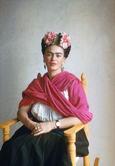 23 Beautiful Color Photos of Frida Kahlo from between the 1930s and 1950s Freida Kahlo, Nickolas Muray, Frida Kahlo Paintings, Frida Kahlo Portraits, Kahlo Paintings, Frida Kahlo Style, Frida And Diego, Frida Art, Cool Signatures