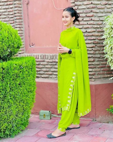 Parrot Green Suits Women Indian, Green Suit Women, Short Kurti Designs, Georgette Suit, Patiyala Dress, Navratri Dress, Parrot Green, Girls Dresses Sewing, Punjabi Outfits